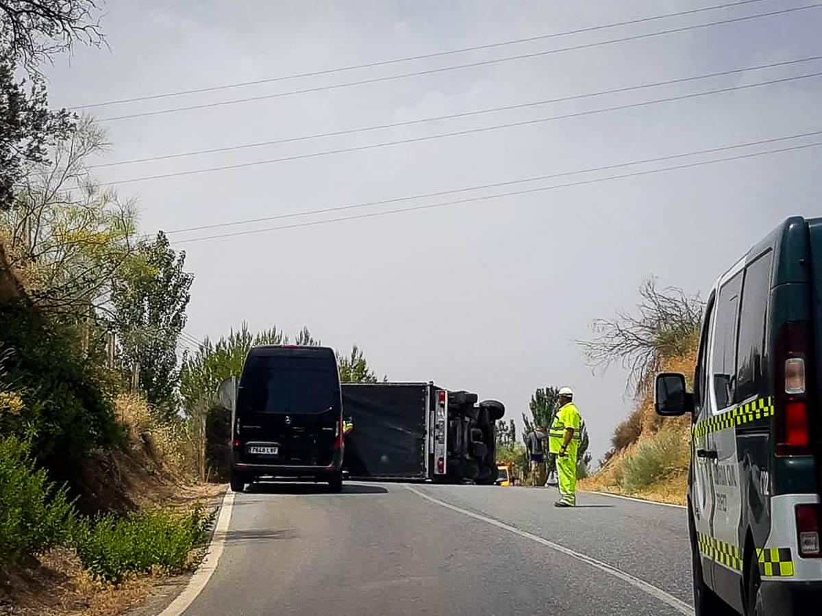 Vuelca un camión en la carretera secundaria de Víznar a Granada
