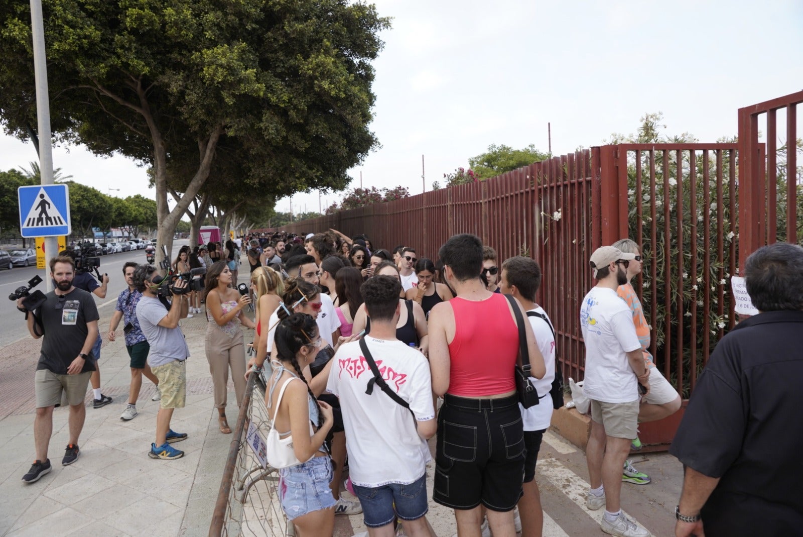 Ambiente en la puerta del Recinto Ferial para ver a Rosalía