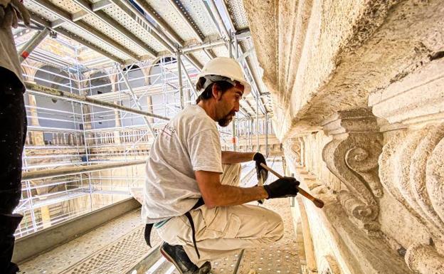 El Hospital Real gana ventanas y pierde peso