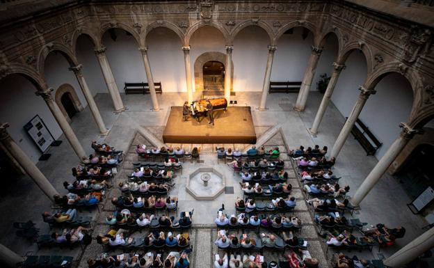 Andrè Schuen cuenta en el Hospital Real la bella historia de amor de Magelone y el conde Pedro