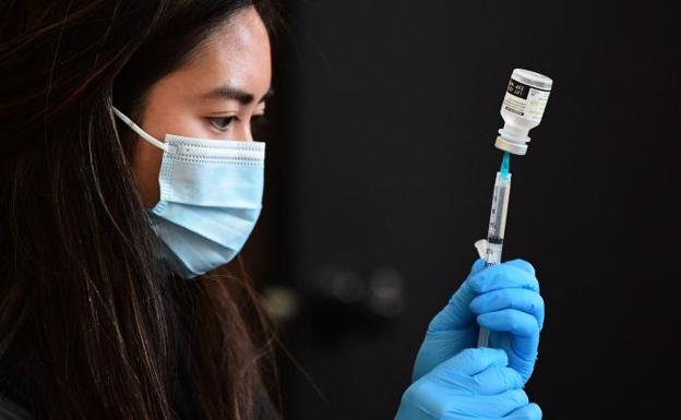 Advierten de que habrá más positivos en vacunados: «Las subvariantes de ómicron evaden mejor las vacunas»