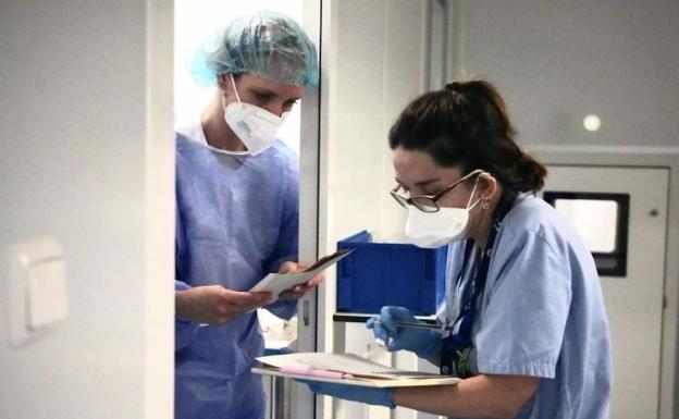 Un decreto facilitará que pasen a fijos un millar de sanitarios con contrato temporal