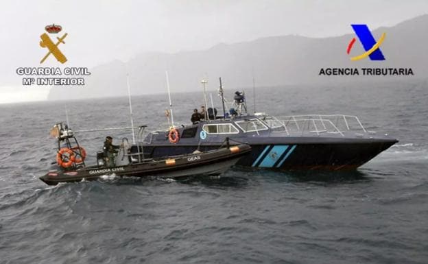 Cuatro detenidos con tres toneladas de hachís en una planeadora en aguas de Granada