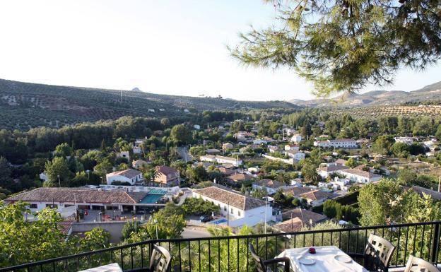Encuentran muerto a un hombre de 42 años en la piscina de una vivienda del Puente de la Sierra