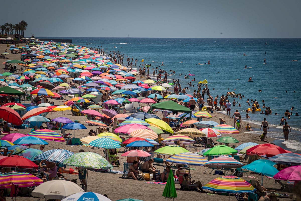 Calahonda ya disfruta del paseo marítimo tras su amplia reforma