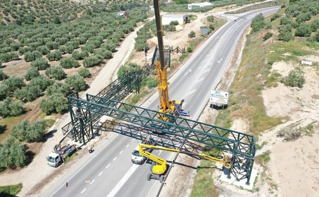 Corte de la A-306 en Torredonjimeno para las pruebas de la nueva pasarela