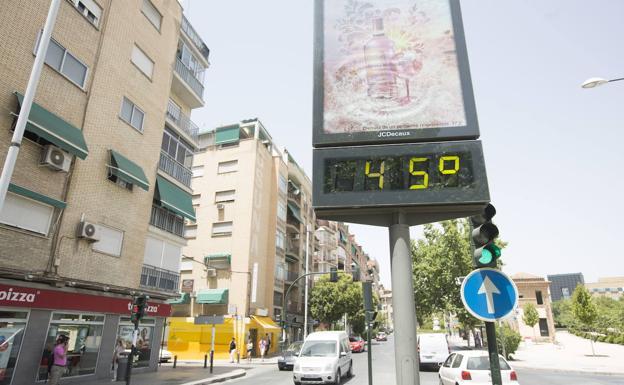 Calima y noches ecuatoriales en la asfixiante y larga ola de calor de Andalucía