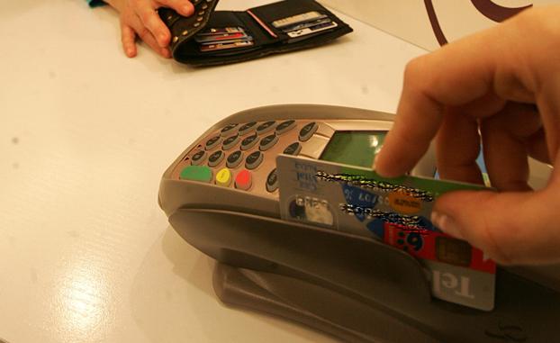 Advertencia de los bancos para pagar de forma segura con tus tarjetas de crédito en verano