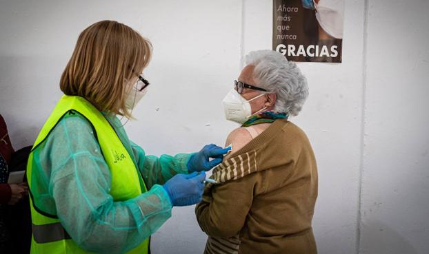 La EMA pide ya la cuarta dosis a mayores de 60 años y plantea una quinta en otoño