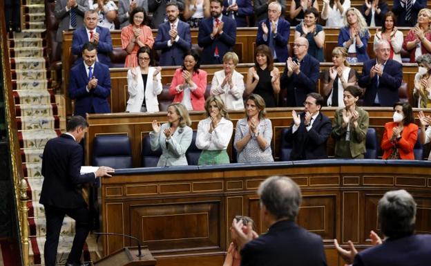 Sánchez amansa a Podemos y va de frente contra Feijóo con un volantazo a la izquierda