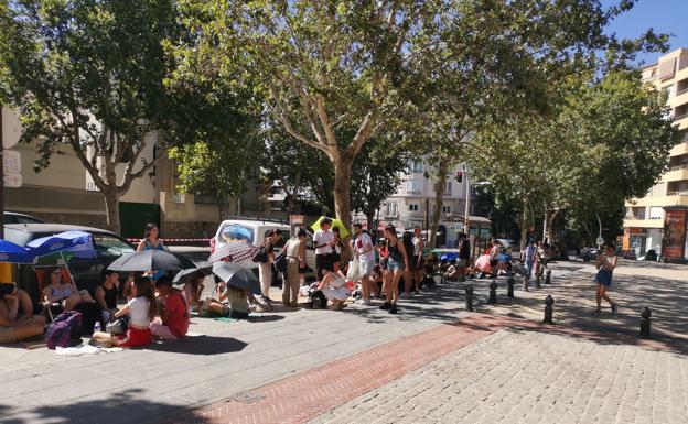 Más de un día de cola para ver a Rosalía en Granada
