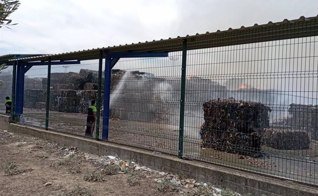 El fuego calcina las balas de papel del patio de la planta de Mengíbar