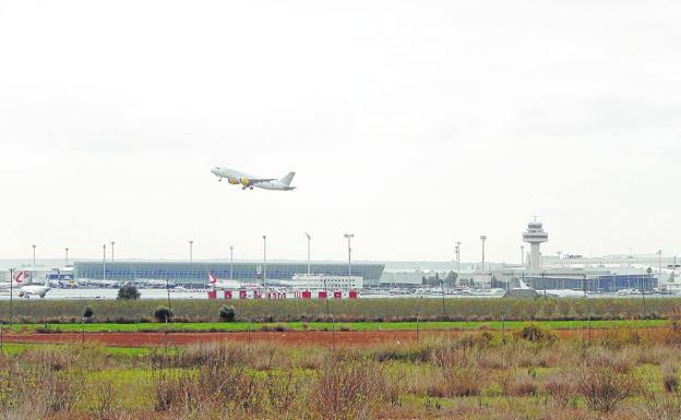 La falta de vuelos nacionales frena la recuperación de viajeros en El Alquián