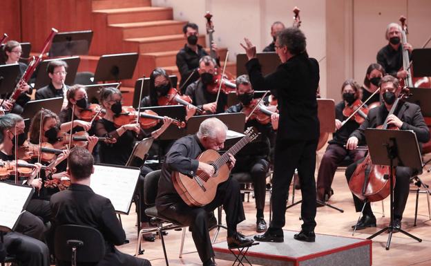 Una orquesta colosal para el más grande de los guitarristas