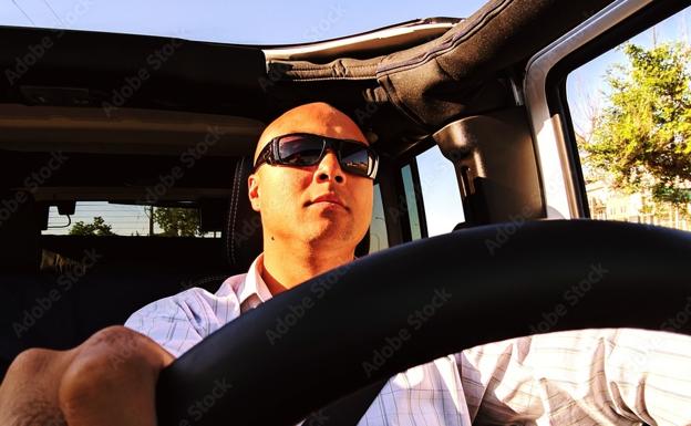 Las gafas de sol que la DGT recomienda no usar al volante