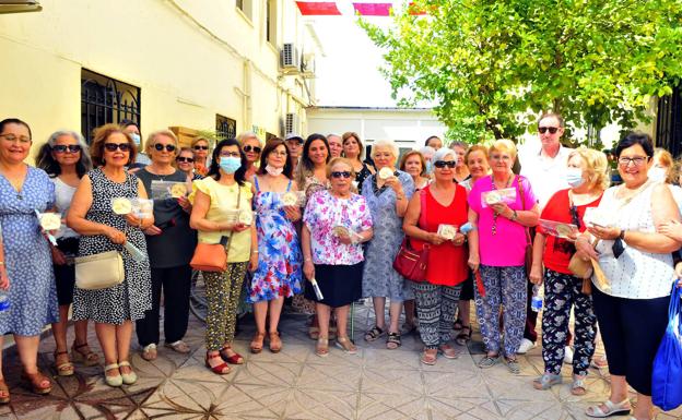 La creatividad de los mayores para 'tejer sombras' en el asilo de Linares