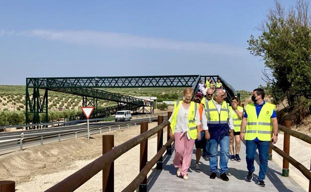 Ya en servicio la pasarela peatonal de la A-306 en Torredonjimeno