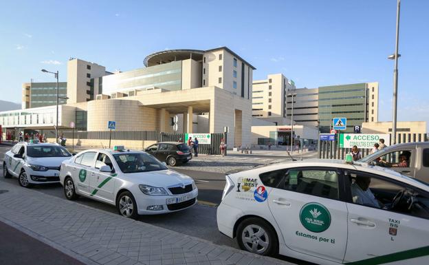 Dos jóvenes apuñalan a un taxista para robarle en Granada capital