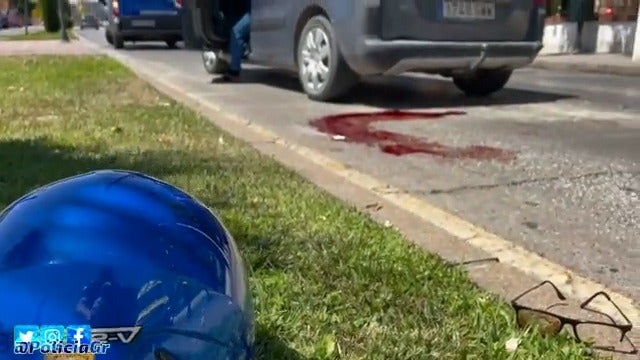 Herido grave tras caerse de la moto, perder el casco y chocar contra una furgoneta en Granada