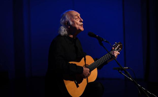 Amancio Prada llena con su sola presencia el escenario del Falla cantando a Lorca