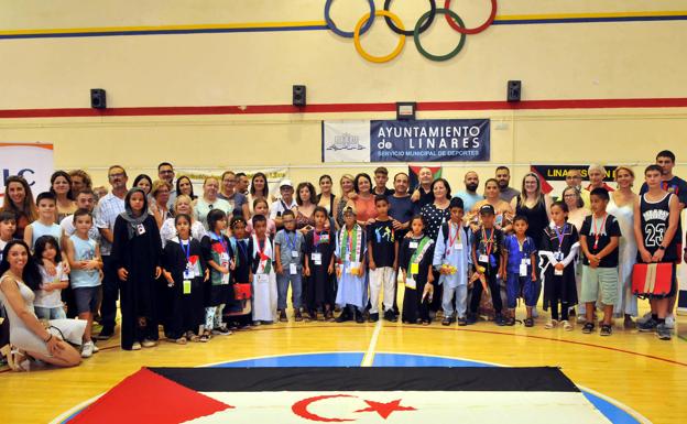 El largamente esperado abrazo con los niños saharauis