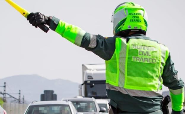 Accidente con 18 vehículos implicados en la A-44 en Pegalajar al reventar la rueda de un camión