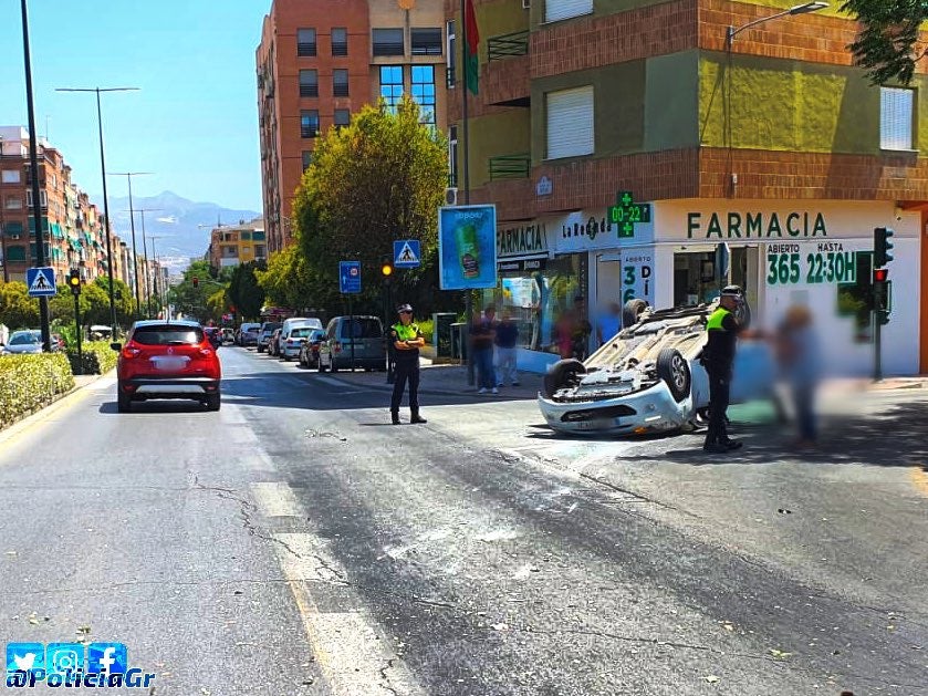 Herida leve tras chocar con una farola y volcar su turismo en Camino de Ronda