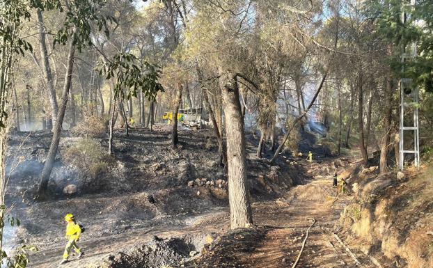 Los bomberos trabajan en rematar el incendio en Segura de la Sierra