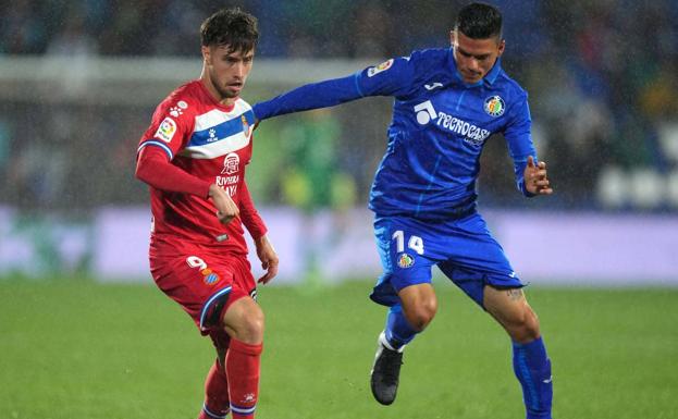 Un puñal con garra en la zurda