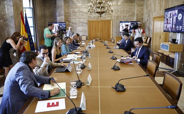 El Gobierno aplicará el impuesto a la banca sobre intereses y comisiones sin actuar en sus beneficios