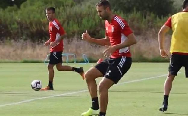 Víctor Díaz y Rubén Rochina tocan ya balón junto al grupo