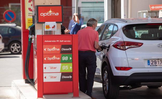 El precio del combustible en Granada roza niveles previos a los 20 céntimos de descuento