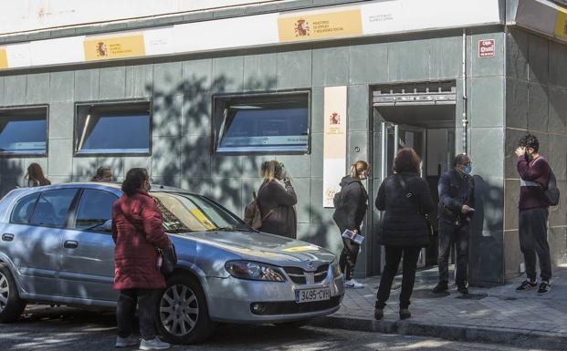 El paro baja en 215 personas en Granada pero sigue sin recuperar niveles prepandemia