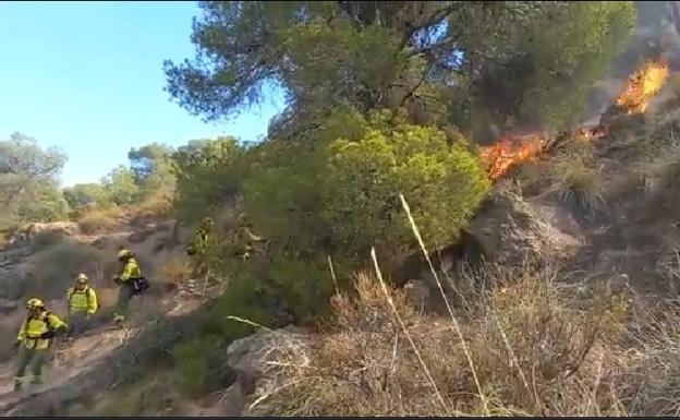 El Infoca confía en poder estabilizar el incendio de Jódar a lo largo de la noche