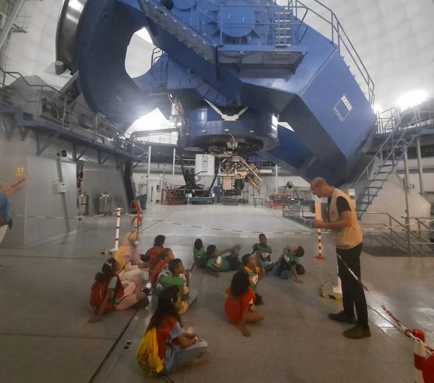 El primer contacto de los niños saharuis con la nieve y el sol