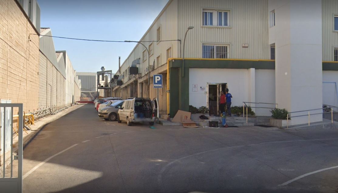 Un herido grave tras la rotura de un contenedor de residuos en una empresa de Albolote