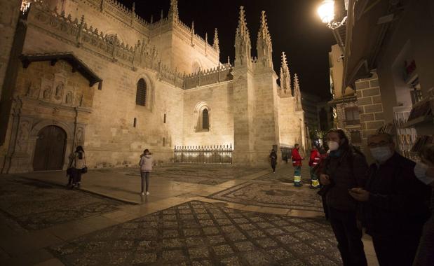 Las fachadas de Catedral y Capilla Real seguirán iluminándose de noche al no afectarles el decreto de ahorro