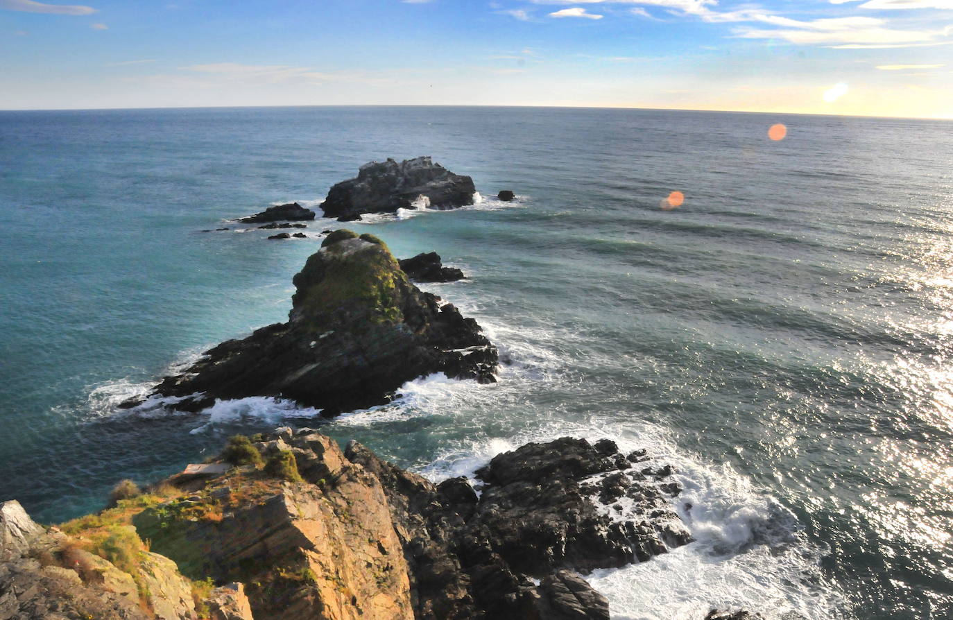 Hospitalizado un joven herido en Almuñécar tras saltar al agua desde el Peñón del Medio y caer en las rocas