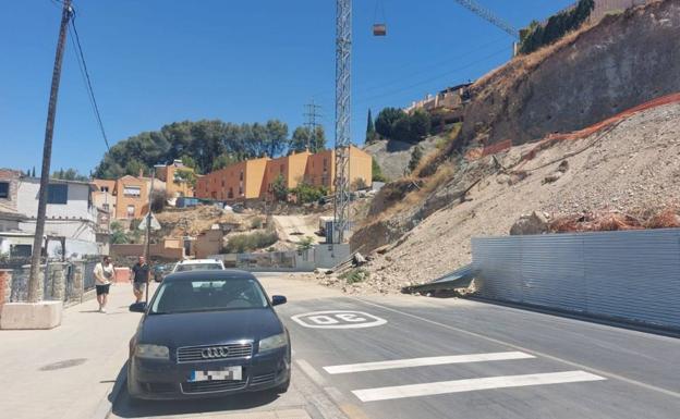 Un corrimiento de tierra obstaculiza el tráfico en Granada por la carretera de Murcia