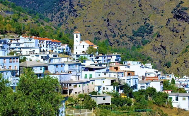 Mecina Bombarón se prepara para celebrar este sábado sus famosas Fiestas de la Plaza Vieja