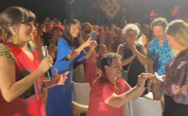 La emotiva pedida de mano en el concierto de Rozalén en Salobreña