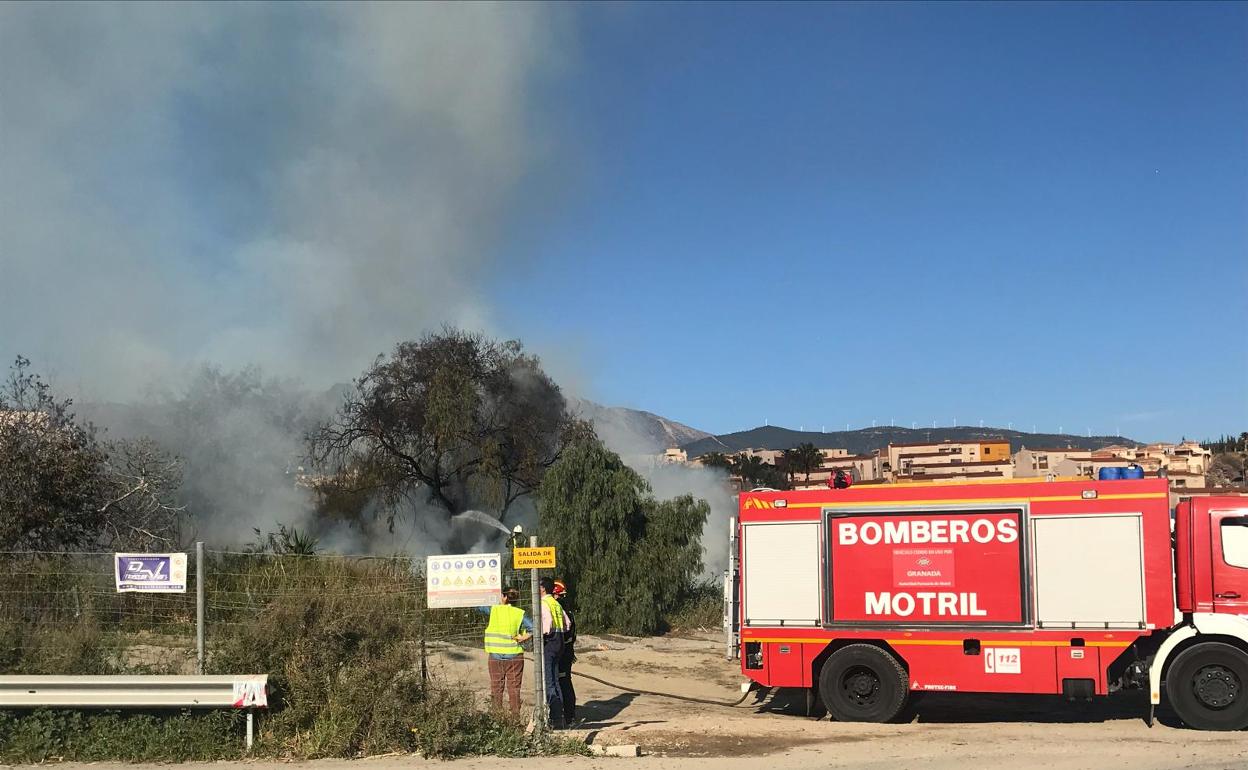 Dos incendios en parcelas agrícolas sorprenden a los vecinos de Salobreña