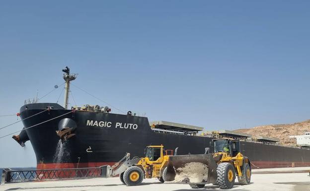 El buque 'Magic Pluto' llevará 72.000 toneladas de yeso de Almería a Canadá