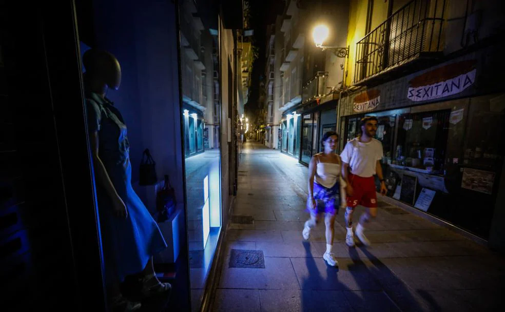 Los comerciantes de Granada cumplen el decreto pero critican que la ciudad se quedará a oscuras