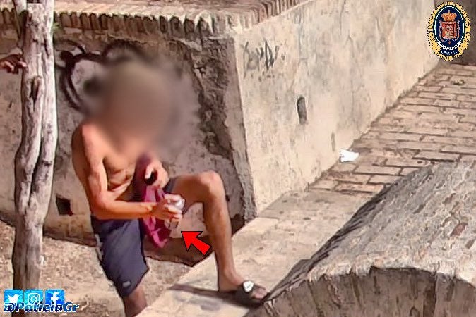 Dos jóvenes grabados pintando en el aljibe del Trillo, catalogado del Albaicín