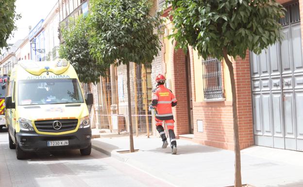 Herido un trabajador de 63 años al caerle encima un muro en Andújar