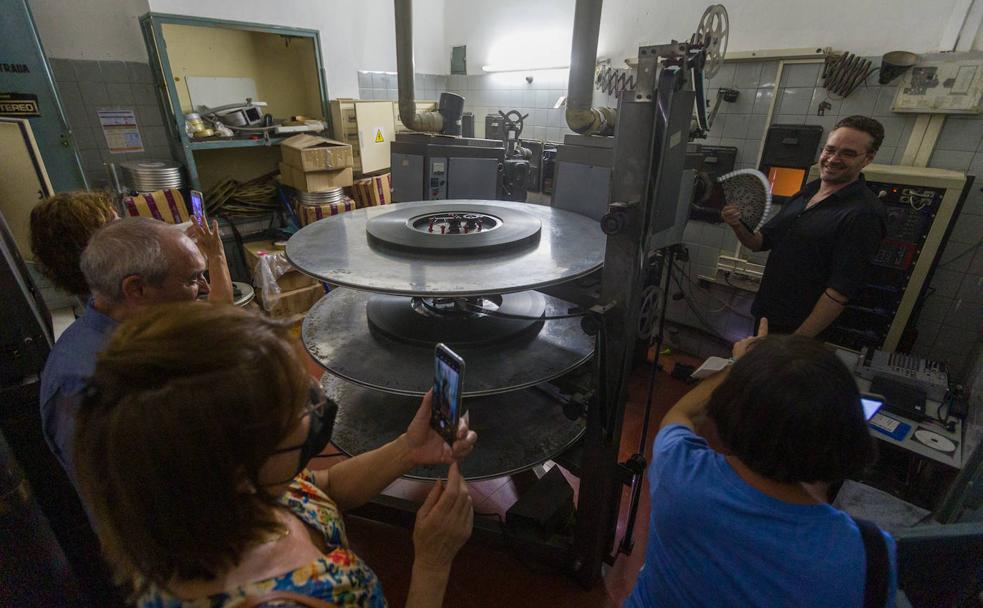 El cine Madrigal de Granada pone fin a la 'era celuloide' en España