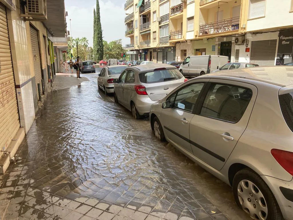 Una avería provoca una inundación en pleno Centro de Granada