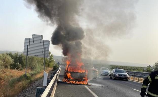 Arde un coche en la A-44, a la altura del término municipal de Jabalquinto