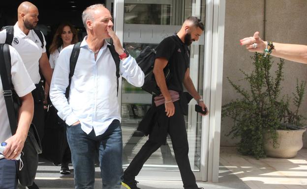 Cientos de almerienses declaran su amor al Real Madrid a su llegada